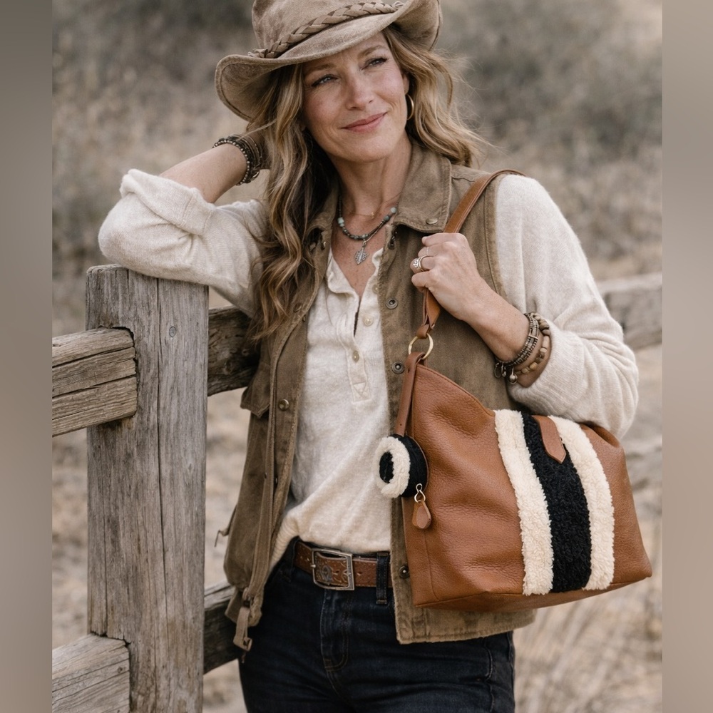 Clever Carriage Tan Leather Hobo Bag Shearling Detail EarPod Case Cowboy Rodeo